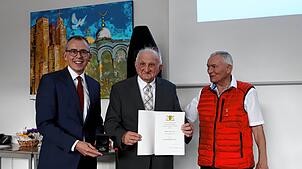 Landrat Sven Hinterseh (links) und Bürgermeister Gallus Strobel flankieren den Heimat- und Geschichtsforscher Karl Volk bei der ...