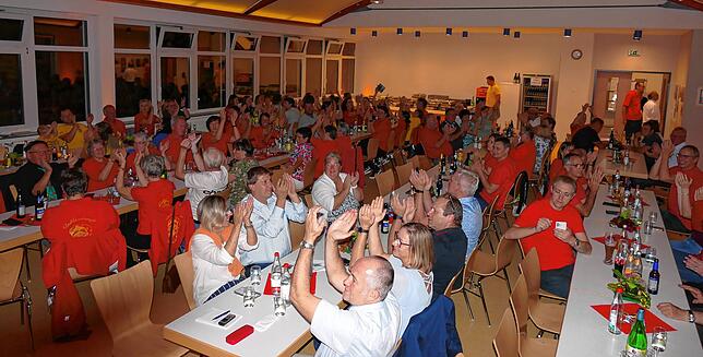 Im Saal herrscht am Festabend prächtige Stimmung. Die Vorfreude auf die fünfte Jahreszeit ist bei den Gästen bereits deutlich zu spüren. ...