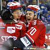 Jubel bei den Wild Wings: Hier freut sich Troy Bourke (rechts) mit dem Torschützen zum 1:0, Matt Carey. Am Ende siegten die Schwenninger ...