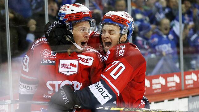 Jubel bei den Wild Wings: Hier freut sich Troy Bourke (rechts) mit dem Torschützen zum 1:0, Matt Carey. Am Ende siegten die Schwenninger ...