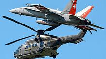 Eine Szene aus einer Schweizer Flugshow im Jahr 2014: Zu sehen ist ein Super-Puma Helikopter.