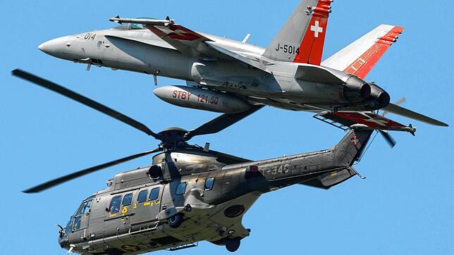 Eine Szene aus einer Schweizer Flugshow im Jahr 2014: Zu sehen ist ein Super-Puma Helikopter.