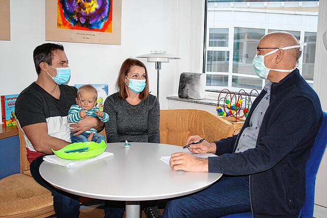 Familie Kretzschmar wird während der Reha von Dr. Stefan Weis, Chefarzt Kinderonkologie, betreut.