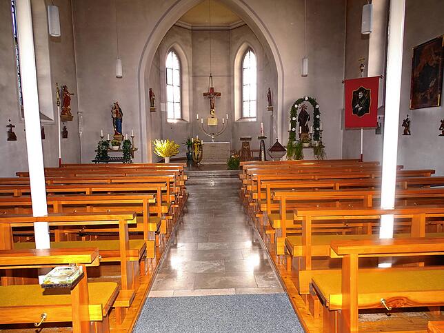 Dort, wo jetzt noch die Kirchenbänke stehen, soll bald ein Podest mit Stühlen den Raum vielfältig nutzbar machen.