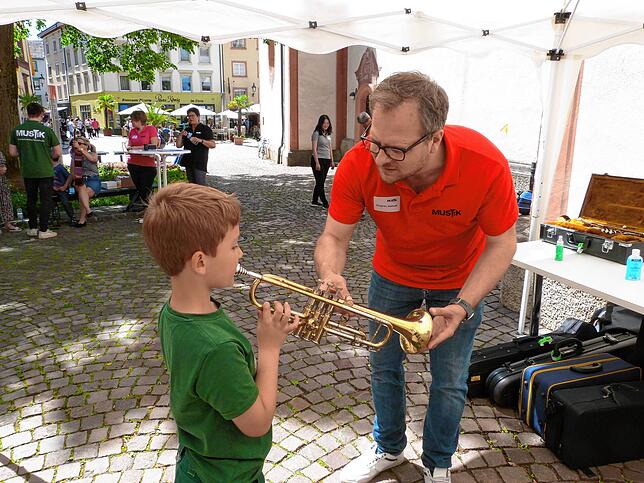 Der sechsjährige Tim probiert aus, wie sich das Musikmachen mit einer Trompete anfühlt. Musikschulleiter Manuel Wagner zeigt ihm, wie es ...