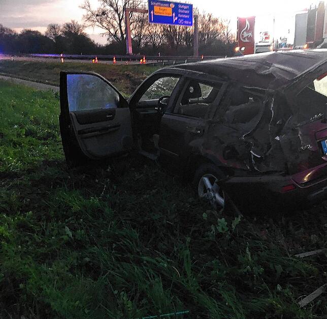 Auch am Auto sind die Spuren des heftigen Unfalles, der sich am Dienstagmorgen ereignete, zu sehen. Der Autofahrer kam mit seinem Wagen ...