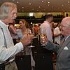 Künstler Peter Lenk stößt bei der Vernissage im dicht gefüllten Überlinger Kursaal mit seinem langjährigen Gönner Wilderich Graf von und ...