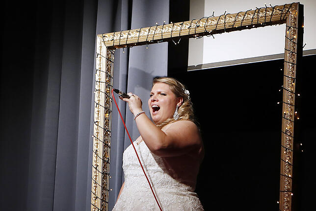 Die "Kaiserin", Anja Schuler singt aus dem Musical "Sissi" das Lied "Ich gehör nur mir. Bild: Roger Müller