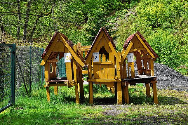 Die bisherigen Holzhäuschen vom Naturena Spielplatz wurden durch neue ersetzt und im Gemeindeblatt für Meistbietende angeboten.