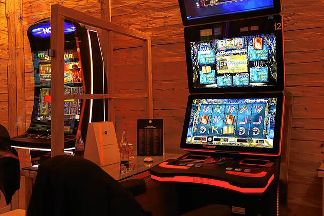 Schmuddelige Spielhöllen sollen Vergangenheit sein: Spielerschutz ist laut der Betreiberin in Spielhallen klar geregelt.