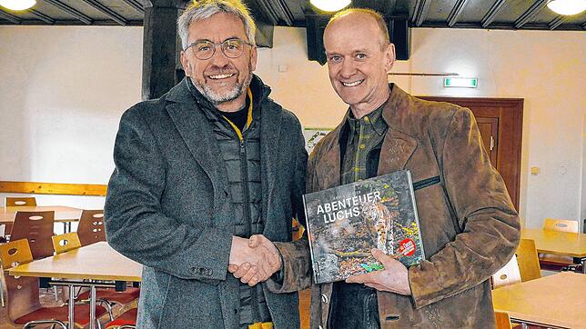 Verleger Armin Gmeiner (links) dankt Autor Armin Hafner für die gute Zusammenarbeit beim Buchprojekt Abenteuer Luchs.