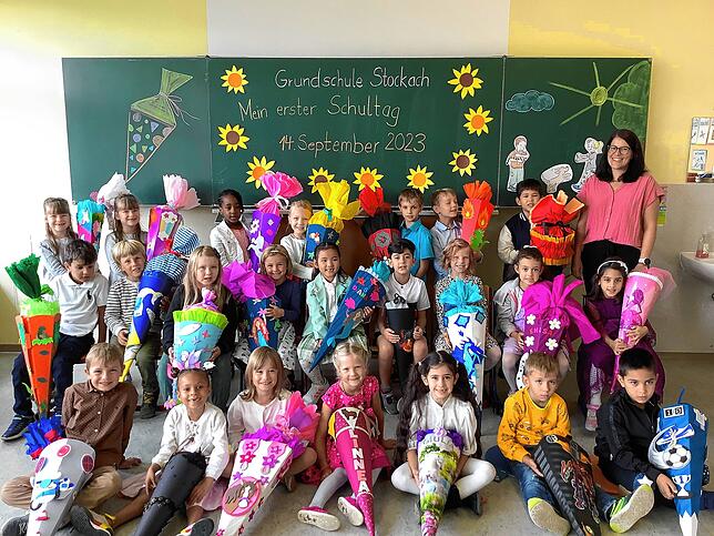 Die Kinder der neuen Grundschulklasse 1c an der Grundschule Stockach freuen sich gemeinsam mit ihrer Klassenlehrerin Beate Dietz ...