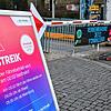 Unter anderem Plakate und Fahnen machen am Fähranleger in Meersburg auf den eintägigen Streik aufmerksam.
