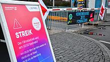 Unter anderem Plakate und Fahnen machen am Fähranleger in Meersburg auf den eintägigen Streik aufmerksam.
