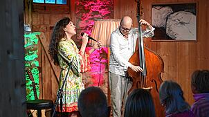 Die Vokalsolistin Laura Kipp und der Bassist Jens Loh treten beim fünften Dietlinger Sommerkonzert auf. Der Konzertraum im Bauernhaus ...