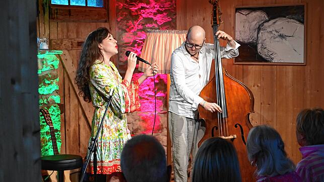 Die Vokalsolistin Laura Kipp und der Bassist Jens Loh treten beim fünften Dietlinger Sommerkonzert auf. Der Konzertraum im Bauernhaus ...