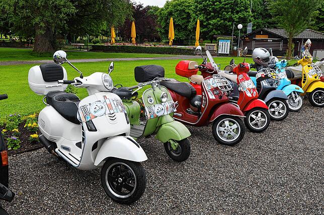 Bild 12: Vespa-Treffen am Bodensee: Am Kreuzlinger Hafen kommen drei Nationen zusammen