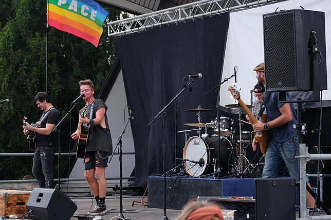 In der Molkemuschel rockt die &bdquo;Roadstring Army&ldquo; und sorgt für Stimmung.