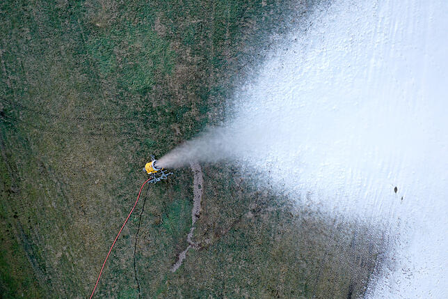 Eine Schneekanone produziert Schnee am Skilift Seibelseckle an der Schwarzwaldhochstraße (Aufnahme mit einer Drohne).