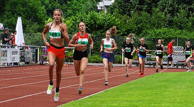 Schnelle Mädchen: Laura Queyreau (links) von der LG Hohenfels siegte über 800 Meter in der Klasse W14, Teamkollegin Marie Marder knapp ...