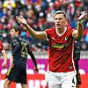 Da ist doch einer zu viel: Freiburgs Nico Schlotterbeck ist von der Anzahl der Münchner Kicker auf dem Feld irritiert.