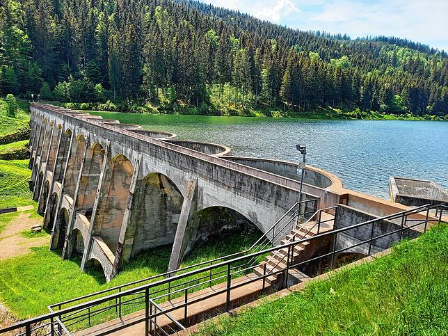 Linach-Talsperre im Südschwarzwald. Über einen Druckstollen erzeugt ein Kraftwerk im Tal Strom. Anlagen wie diese oder auch das ...
