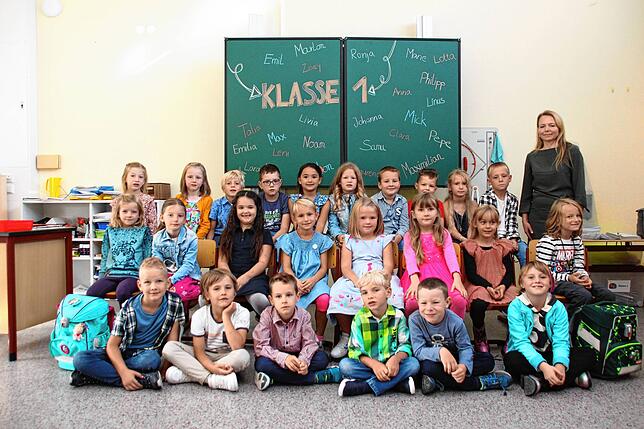24 Erstklässler freuen sich mit ihrer Klassenlehrerin Carola Hensler auf ihre Schulzeit an der Auentalschule Sauldorf.