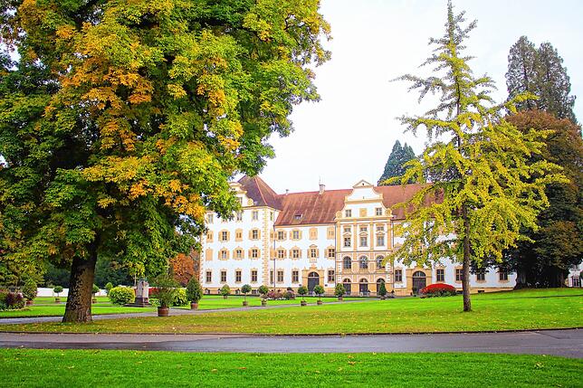 Inmitten großzügiger Park- und Gartenanlagen liegt das ehemalige Kloster und heutige Schloss Salem.