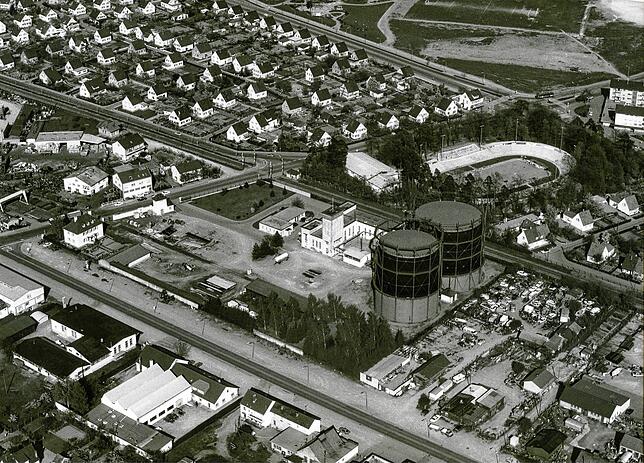So sah das Werksgelände im April 1975 aus: Deutlich zu erkennen sind die beiden runden Gasometer, in denen das Gas gespeichert wurde. ...
