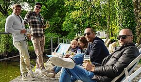 Liegestühle mit Seerhein-Blick und ein kühles Getränk: Dennis Weh, Steven, Nina und Magdalena Thaa, Jan Willmann und Sven Rose (von ...