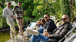 Liegestühle mit Seerhein-Blick und ein kühles Getränk: Dennis Weh, Steven, Nina und Magdalena Thaa, Jan Willmann und Sven Rose (von ...