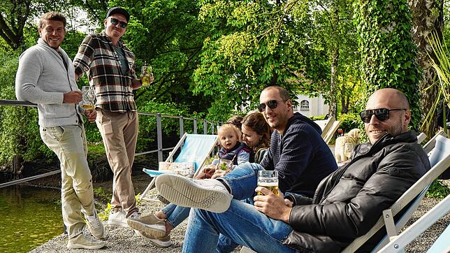 Liegestühle mit Seerhein-Blick und ein kühles Getränk: Dennis Weh, Steven, Nina und Magdalena Thaa, Jan Willmann und Sven Rose (von ...
