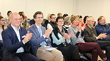 Im Berufsschulzentrum Radolfzell überreicht die Stiftung symbolisch ihre Spenden für Schulförderprojekte. In der ersten Reihe von links: ...