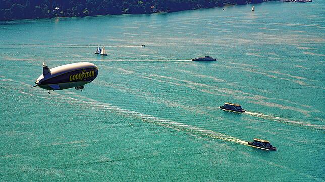 Sommer am Bodensee &ndash; der Zeppelin am Himmel, viele Schiffe auf dem Wasser.
