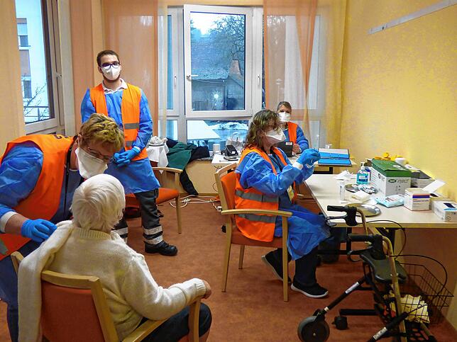 Im Haus der Pflege St. Sebastian in Wittenhofen impfte Anfang Februar ein mobiles Impfteam in zwei Gruppen die Bewohner und Mitarbeiter.