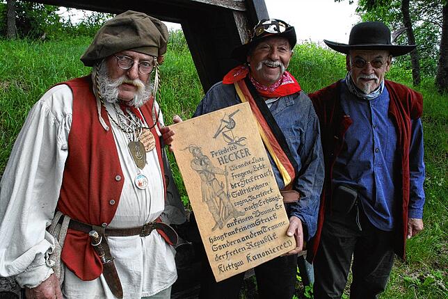Wolfgang Burri, links, schenkte Viktor Kaiser (Mitte) eine Strophe des Heckerliedes. Rechts Roland Kroell.