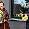 Waldemar Gorzawski, Leiter des Bildungswerks Meßkirch, überreicht Ursula Betz für ihr langjähriges, wertvolles Engagement für das ...