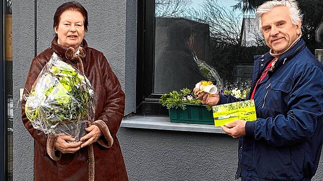 Waldemar Gorzawski, Leiter des Bildungswerks Meßkirch, überreicht Ursula Betz für ihr langjähriges, wertvolles Engagement für das ...