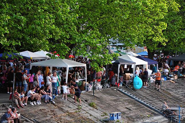Bild 12: Run auf den großen Flohmarkt mit mehr als 1000 Ständen in Konstanz