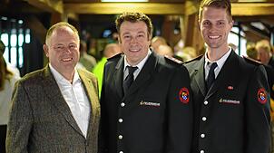 Der Ehrenkommandant der Freiwilligen Feuerwehr, Christoph Schnur (links), wurde mit dem Bürgerpreis Öhningen ausgezeichnet. ...