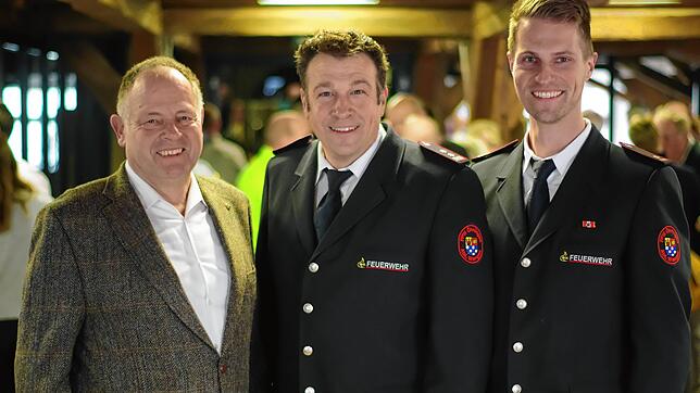 Der Ehrenkommandant der Freiwilligen Feuerwehr, Christoph Schnur (links), wurde mit dem Bürgerpreis Öhningen ausgezeichnet. ...