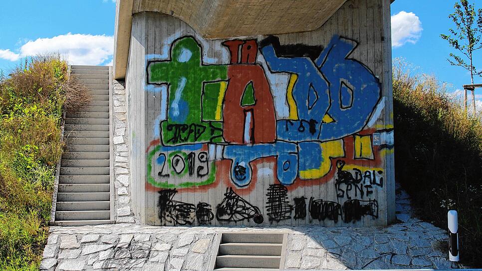Bild : Kunst am Bau oder Vandalismus? Graffiti-Sprayer haben sich auf der neuen Bundesstraße 31 bereits verewigt