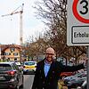 Sipplingens Bürgermeister Oliver Gortat mit einem Tempo-30-Schild in seiner Gemeinde. Ihm ist klar: Die vielen verschiedenen ...