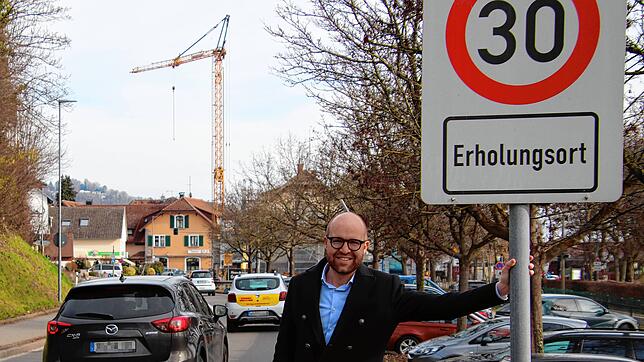Sipplingens Bürgermeister Oliver Gortat mit einem Tempo-30-Schild in seiner Gemeinde. Ihm ist klar: Die vielen verschiedenen ...