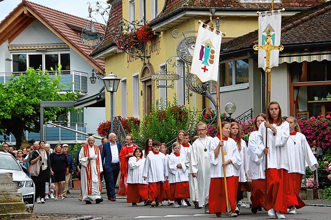 Prozession durch Moos: Gemeinsam geht es für die Mooser nach der morgendlichen Andacht in der Kirche zum Hafen, wo die Boote warten.
