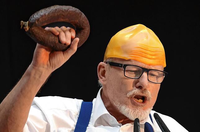Josch Frengele verkleidet als Karl Amann schwingt in der Bütt die Schwarzwurst – und teilt gegen Präsident Martin Schäuble aus.