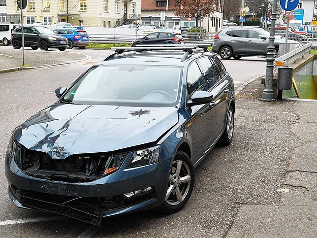 Der Wagen ist vorne demoliert.