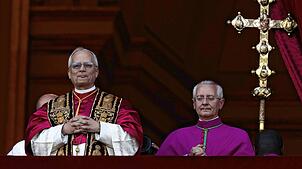 Diesen Moment verpasst Stadtpfarrer Martinho Dias Mértola: Der neu gewählte Papst Robert Prevost erscheint nach dem Konklave auf dem ...