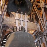 Über der großen Glocke hängt noch eine weitere Glocke. Die muss auch erst mal abgestützt werden, wenn dann die große Glocke abgehängt wird.