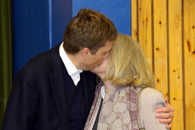 Bürgermeisterwahl Gemeinde Feldberg Zweiter Wahlgang 2019 Der erste Kuß für die neue Firstlady, Ehefrau Andrea Szczesny von Johannes Albrecht (Bürgermeister Feldberg)
Bürgermeisterwahl ...